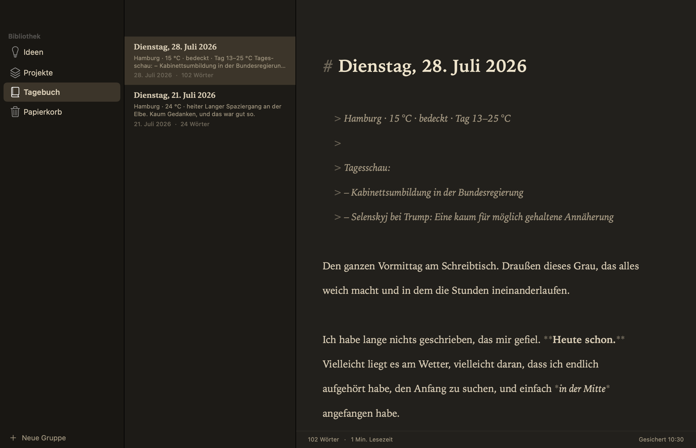 Feder im Sepia-dunkel-Modus mit einem Tagebucheintrag — Überschrift, Fließtext, Fettung und ein Zitat sind gesetzt sichtbar.